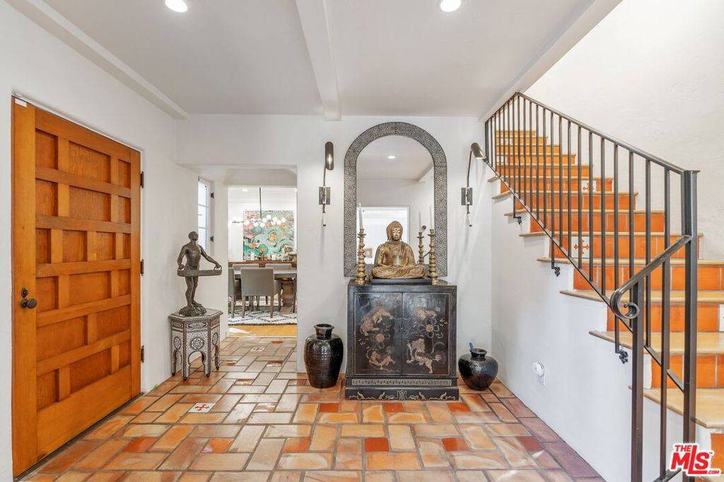 Los Angeles, CA 90069,1643 Queens RD