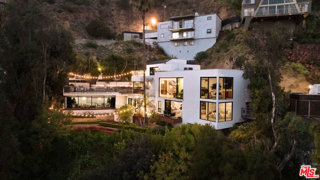 Los Angeles, CA 90069,8650 Franklin AVE