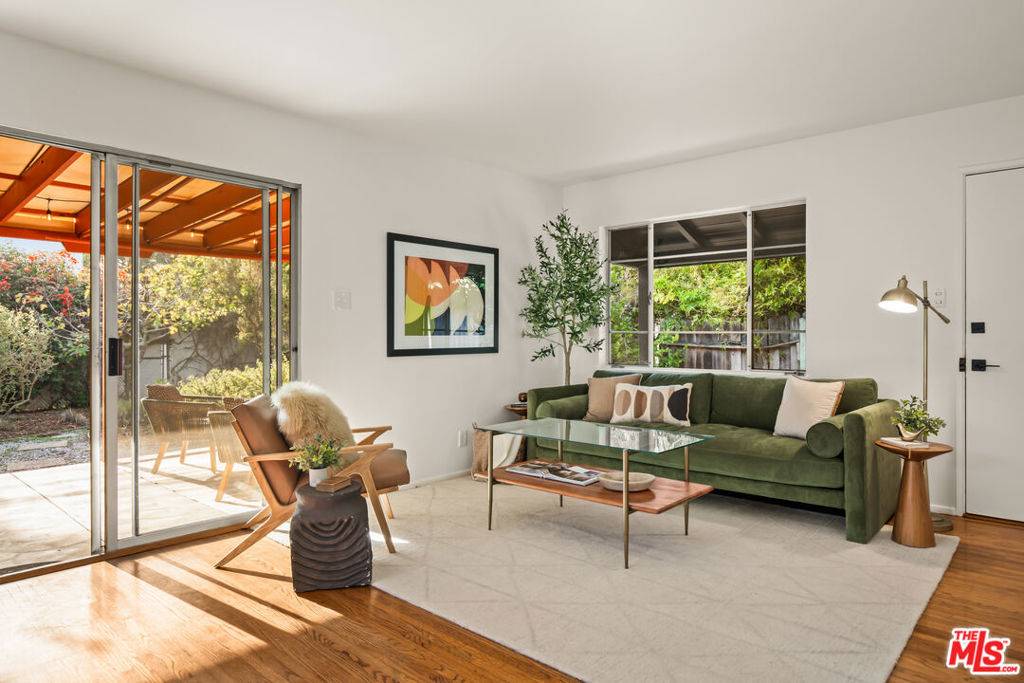 Los Angeles, CA 90066,2449 Walgrove AVE