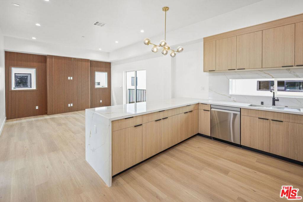 North Hollywood, CA 91602,11012 Hortense ST