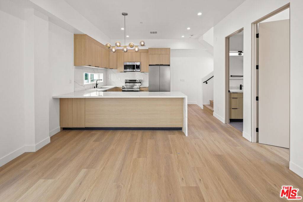 North Hollywood, CA 91602,11012 Hortense ST