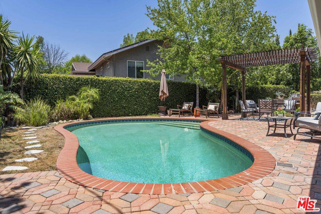 Woodland Hills, CA 91364,4701 Dunman AVE