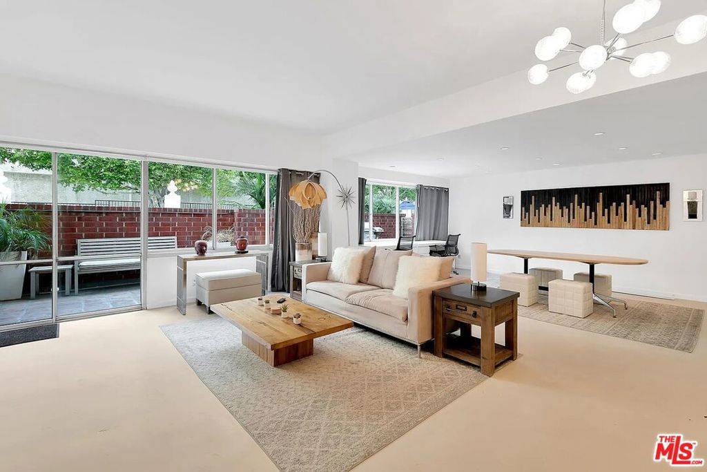 Los Angeles, CA 90046,7135 Hollywood BLVD #103