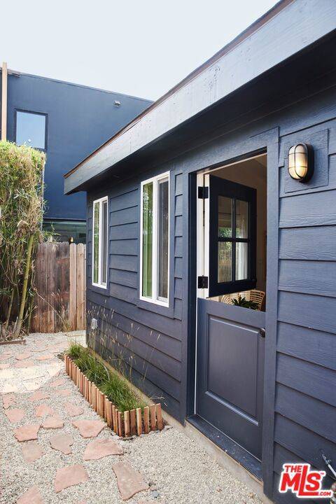 Los Angeles, CA 90029,1249 N Hoover ST