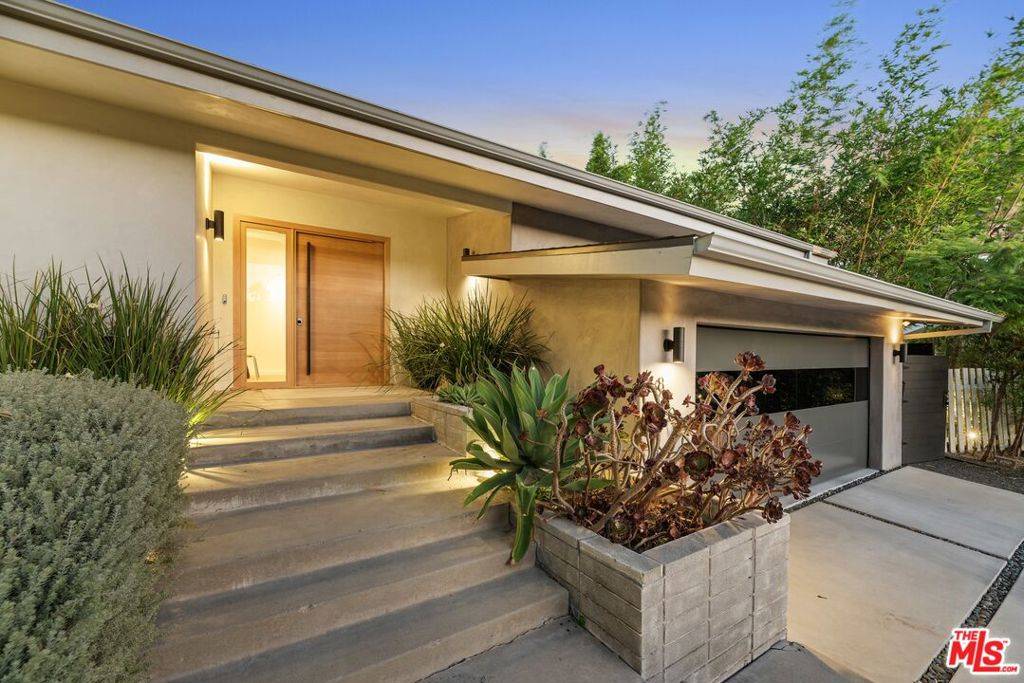 Los Angeles, CA 90046,8400 Edwin DR