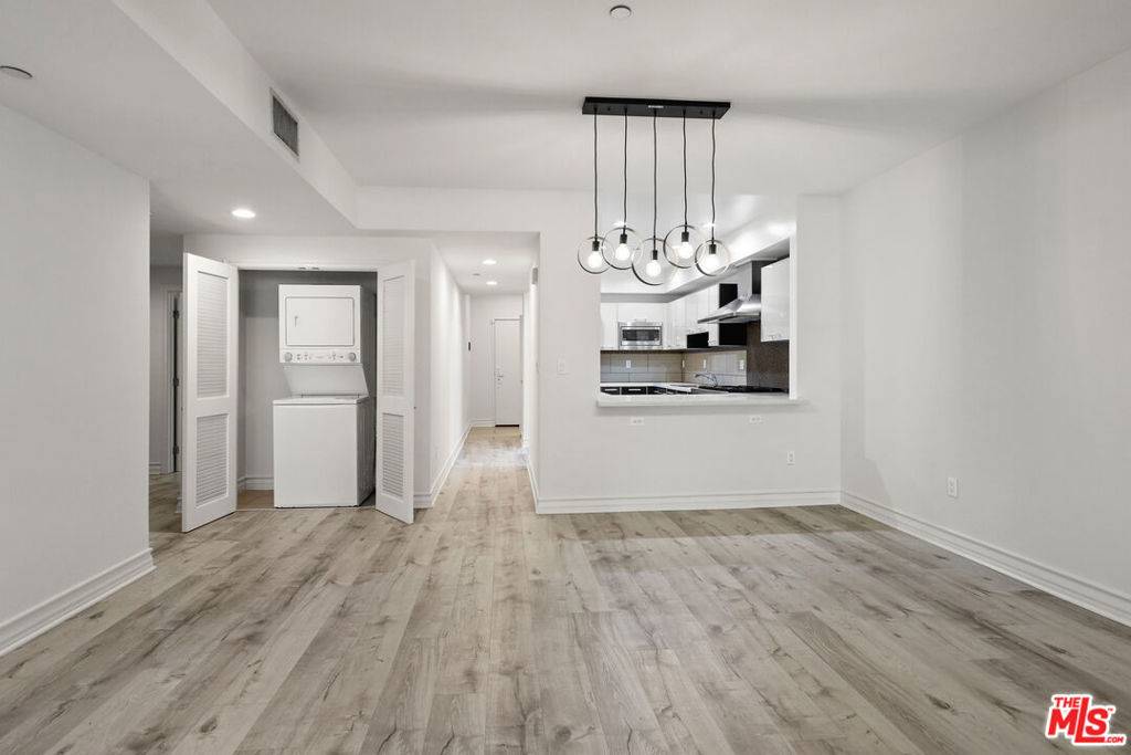 Los Angeles, CA 90048,107 S Sweetzer AVE #304