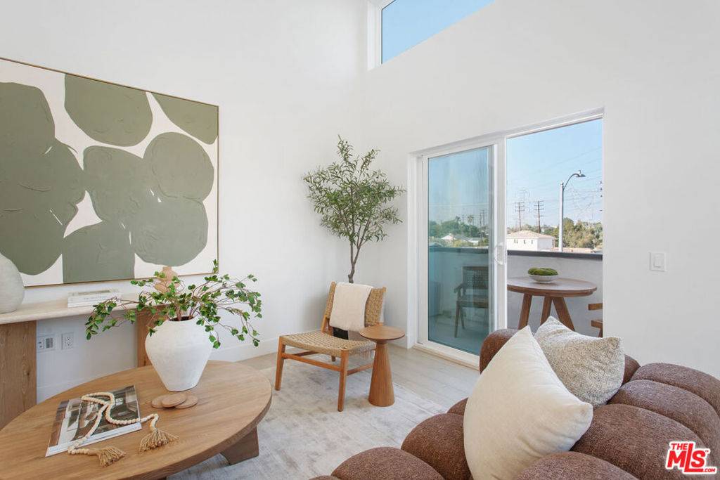 North Hollywood, CA 91606,11210 W Victory BLVD