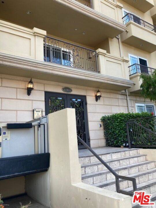 Los Angeles, CA 90049,11911 Mayfield AVE #106