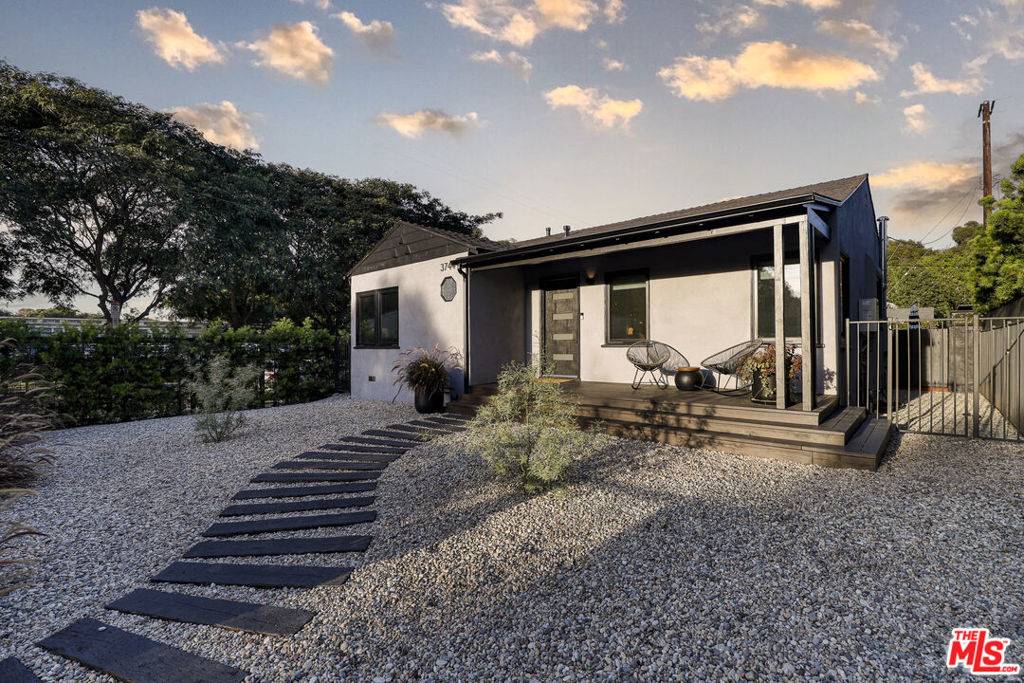 Los Angeles, CA 90066,3744 Redwood AVE