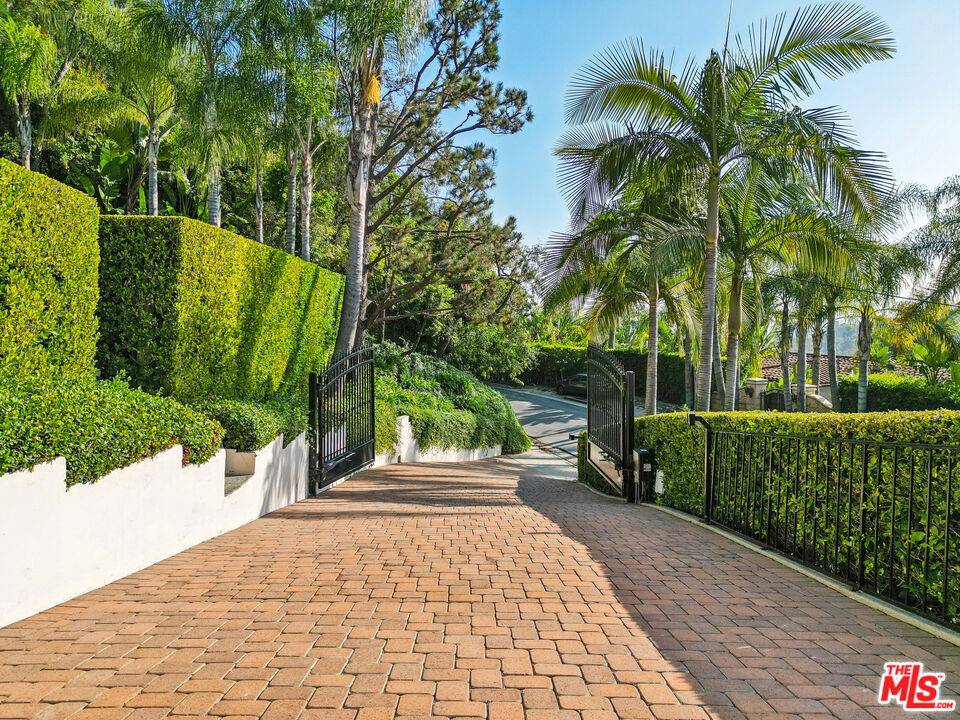 Los Angeles, CA 90077,10825 Chalon RD