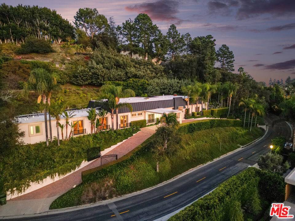 Los Angeles, CA 90077,10825 Chalon RD