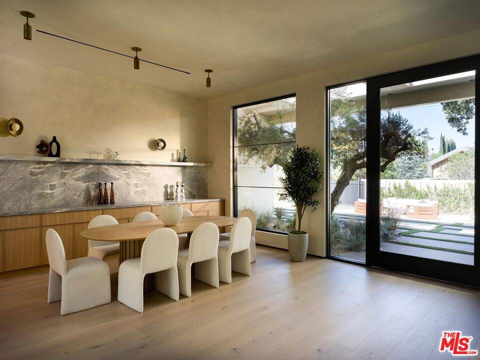 Woodland Hills, CA 91367,23340 Collins ST