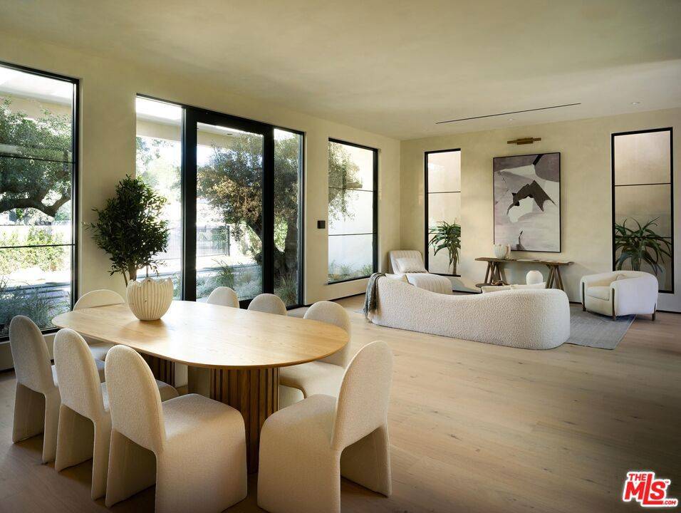 Woodland Hills, CA 91367,23340 Collins ST