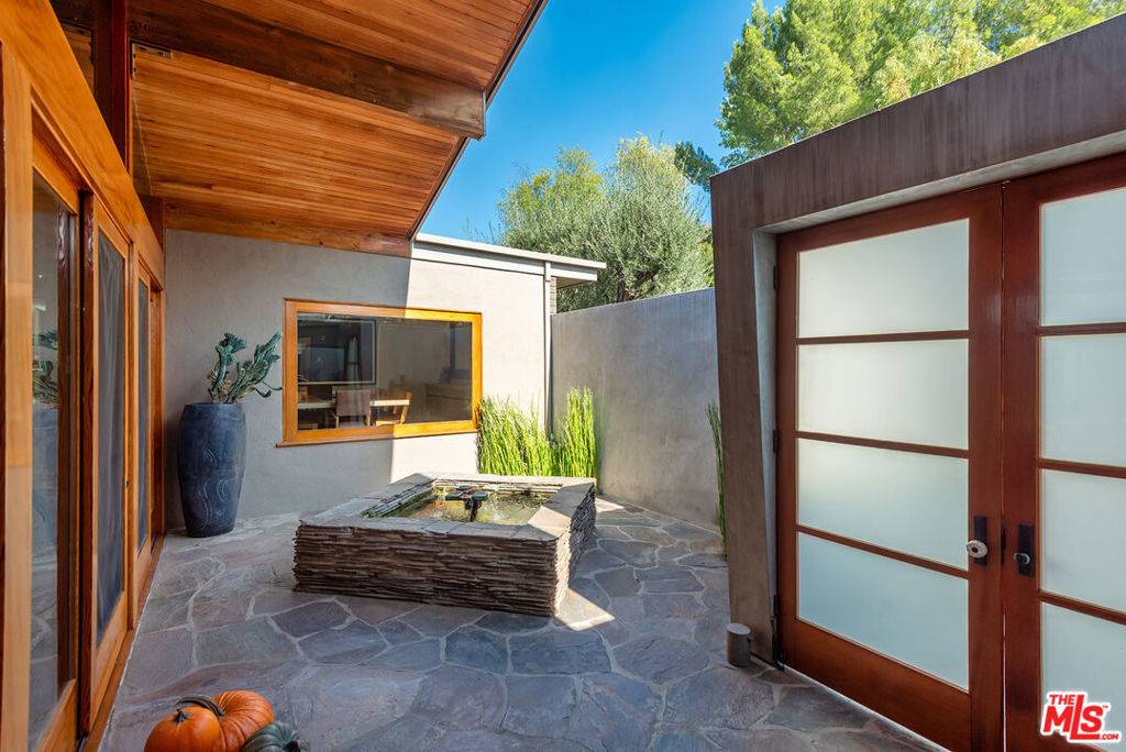 Encino, CA 91436,4305 Clear Valley DR