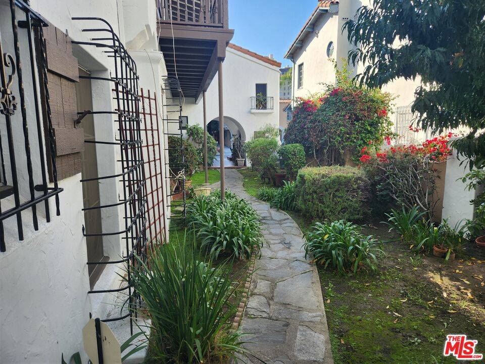 Los Angeles, CA 90036,438 S Cochran AVE #108