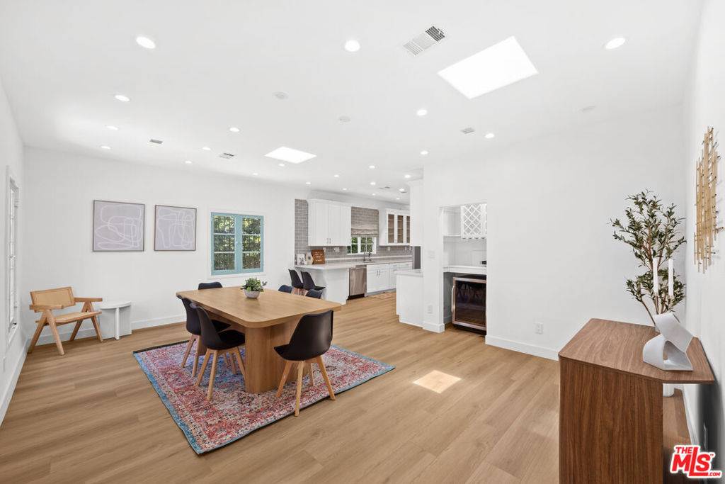 Los Angeles, CA 90035,1104 S Crest DR