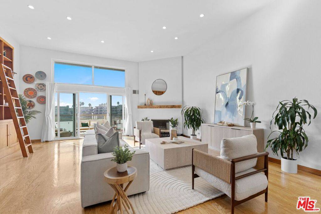 Marina Del Rey, CA 90292,3950 Via Dolce #518