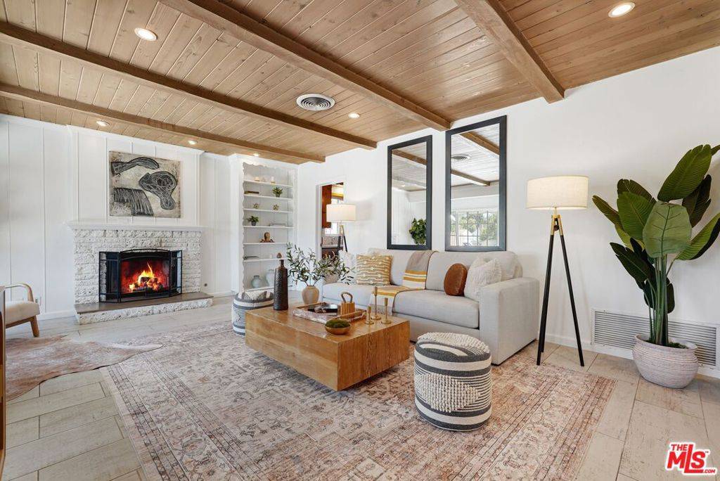 Woodland Hills, CA 91367,5350 Fallbrook AVE