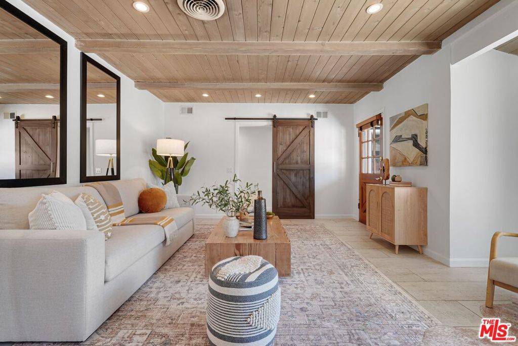 Woodland Hills, CA 91367,5350 Fallbrook AVE