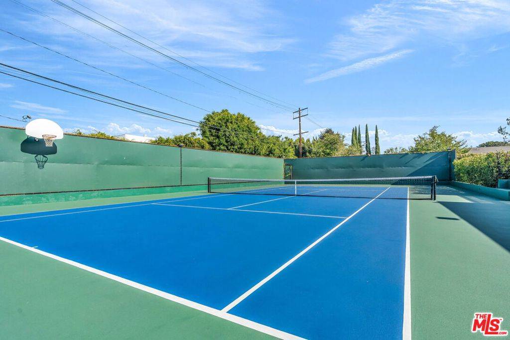 Beverly Hills, CA 90210,802 N Crescent DR