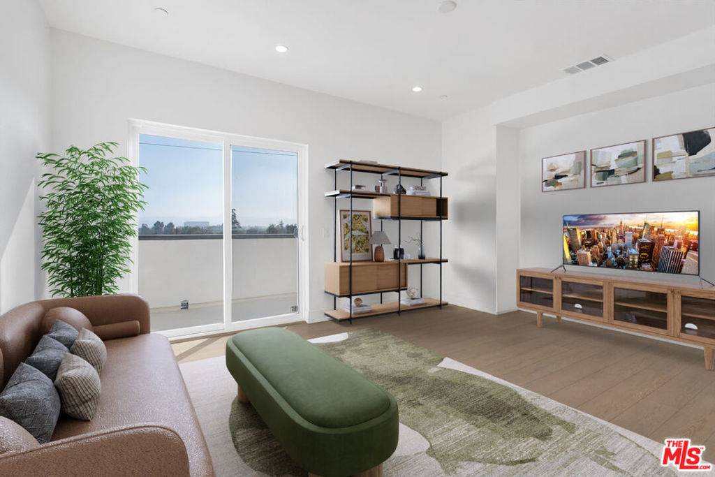 North Hollywood, CA 91606,11218 Lyon LN