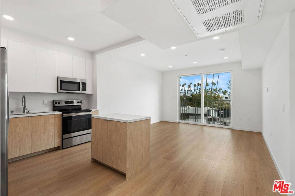 Sherman Oaks, CA 91423,4406 Fulton ST #404