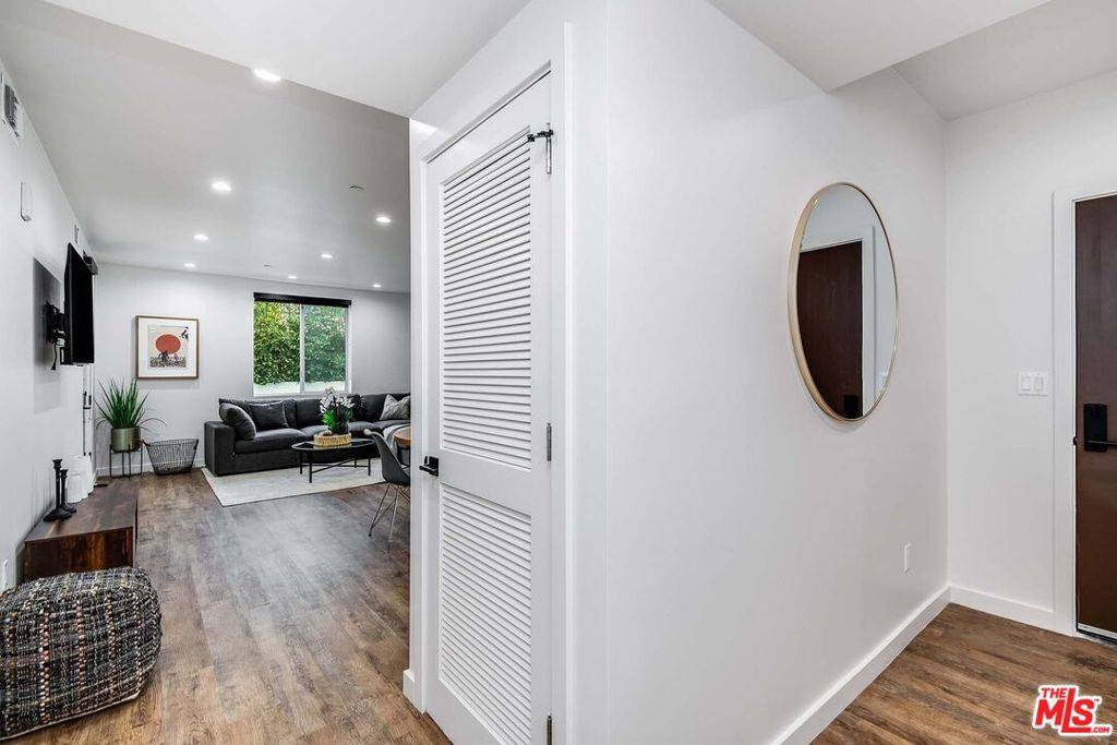 Los Angeles, CA 90048,124 S Croft AVE #103