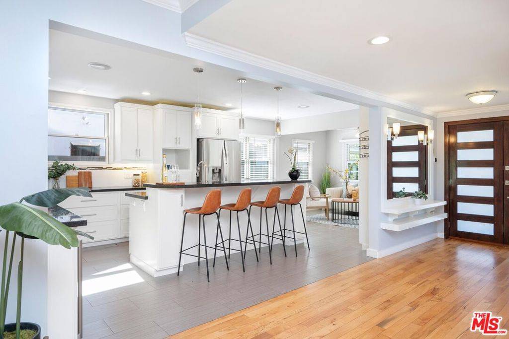 Van Nuys, CA 91401,6134 Longridge AVE