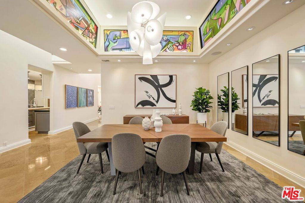 Los Angeles, CA 90049,2305 Canyonback RD