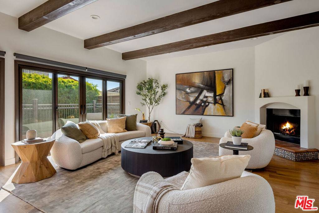 Los Angeles, CA 90068,6216 Primrose AVE