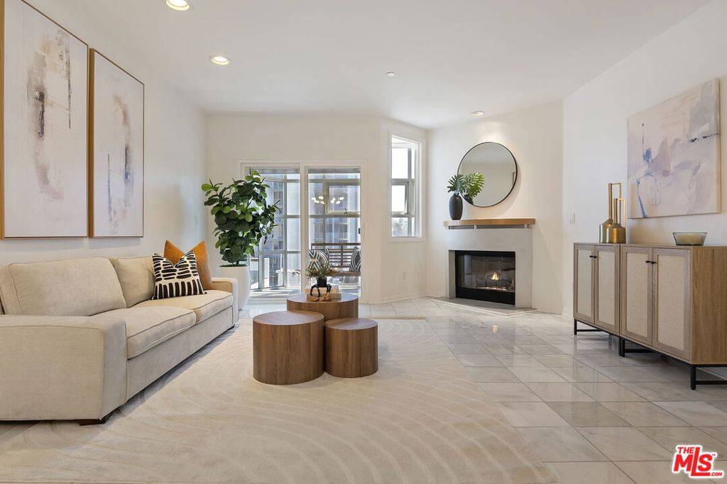 Los Angeles, CA 90049,171 N Church LN #619