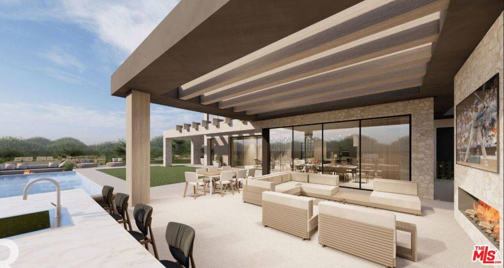 Los Angeles, CA 90049,590 N Tigertail RD