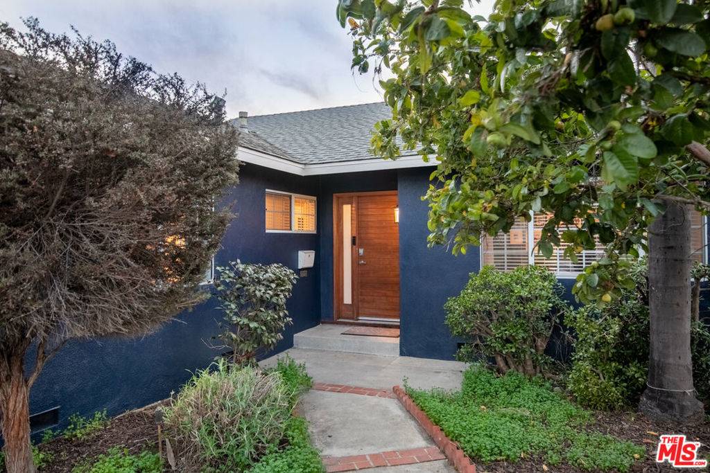 Los Angeles, CA 90018,2415 8th AVE