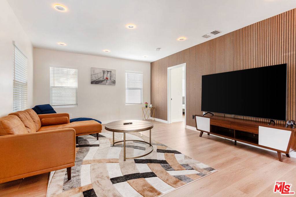 Los Angeles, CA 90028,1419 N Orange DR