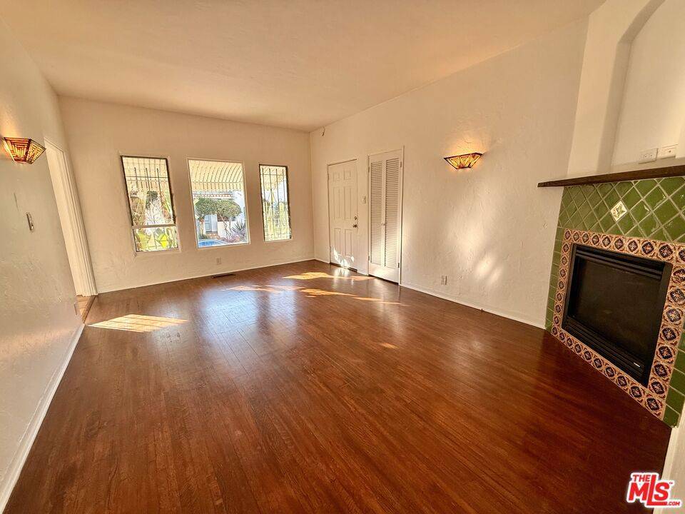 Los Angeles, CA 90068,2166 Beachwood TER