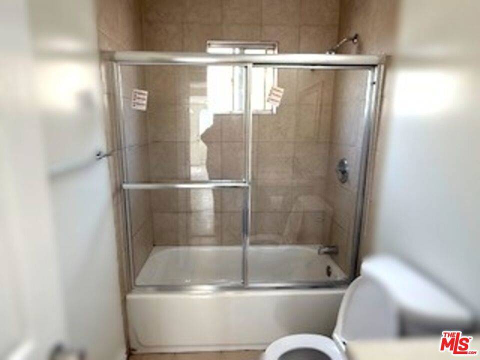 Los Angeles, CA 90001,1241 1/2 E 80th ST