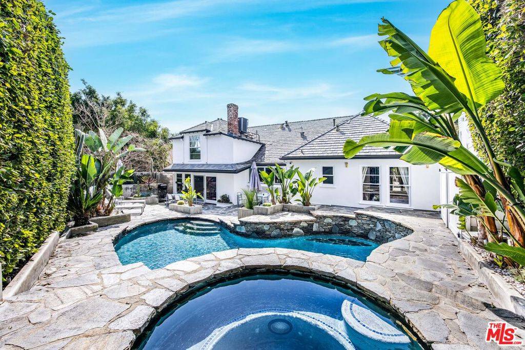 Los Angeles, CA 90069,1322 Londonderry PL