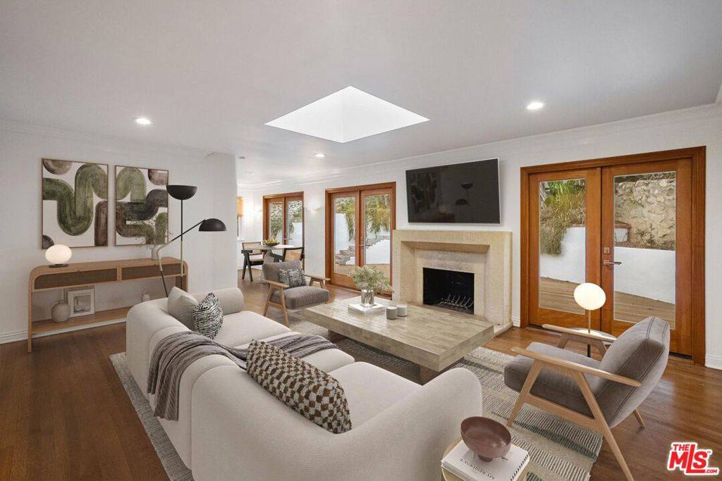 Los Angeles, CA 90068,2319 Outpost DR