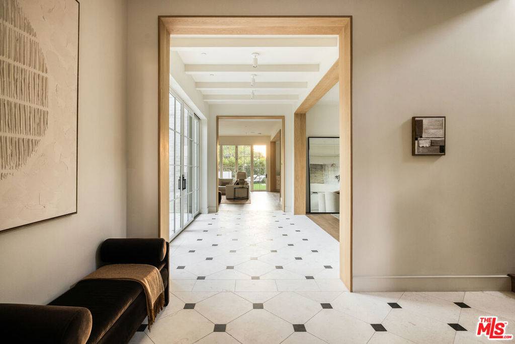 West Hollywood, CA 90048,525 Westmount DR