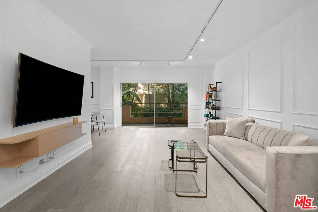 West Hollywood, CA 90069,1131 Alta Loma RD #216