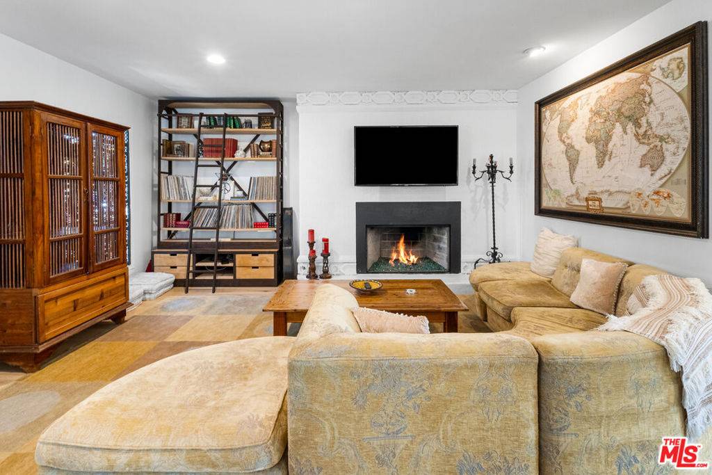 Santa Monica, CA 90405,2116 3rd ST