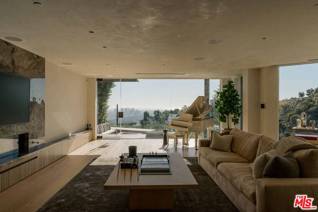 Los Angeles, CA 90069,1778 Viewmont DR