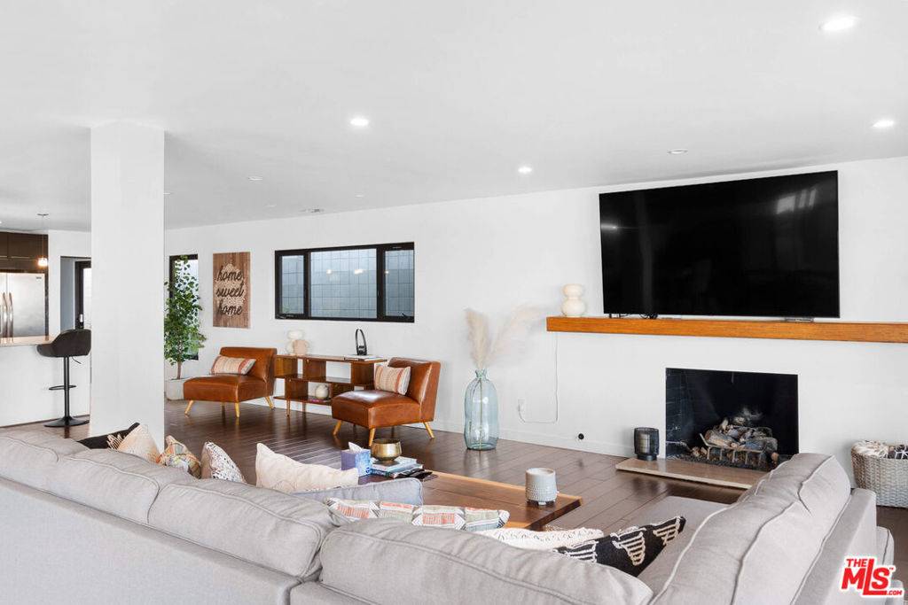 Encino, CA 91436,3235 Steven DR