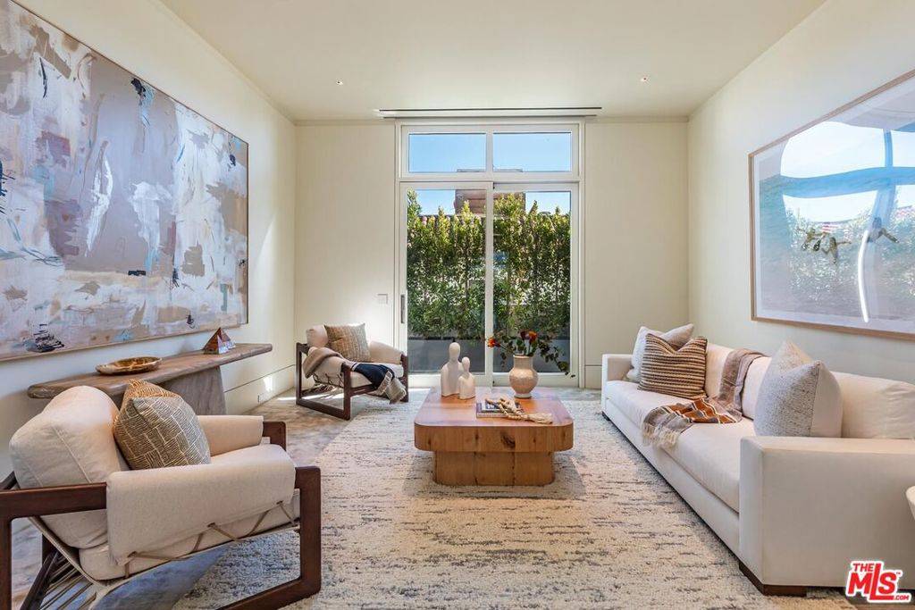 Beverly Hills, CA 90210,455 N Palm DR #PH