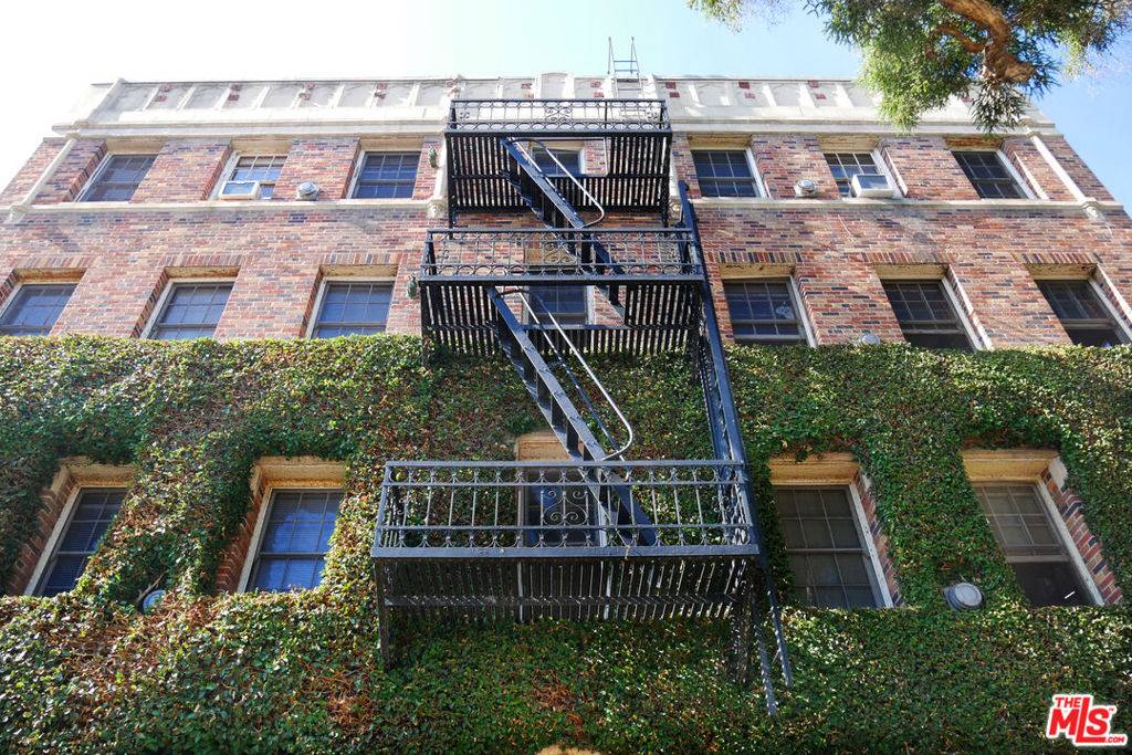 Los Angeles, CA 90036,611 S Cloverdale AVE #106