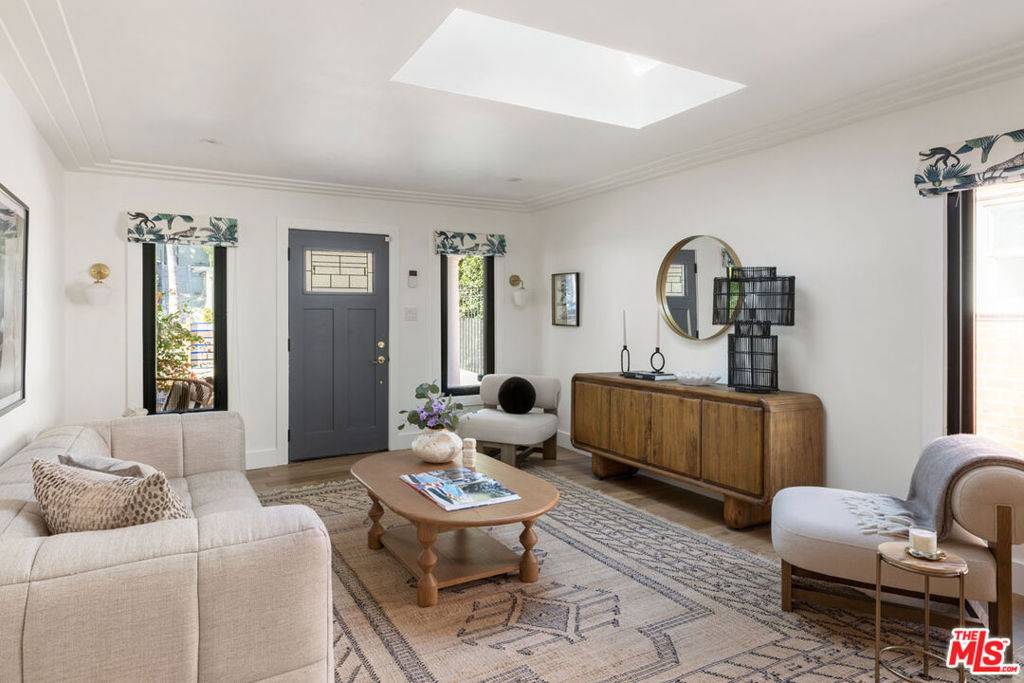 Los Angeles, CA 90026,1338 Mccollum ST