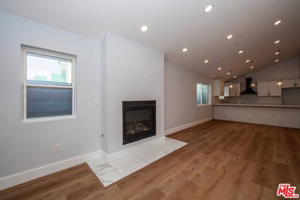 Los Angeles, CA 90016,2208 S Harcourt AVE