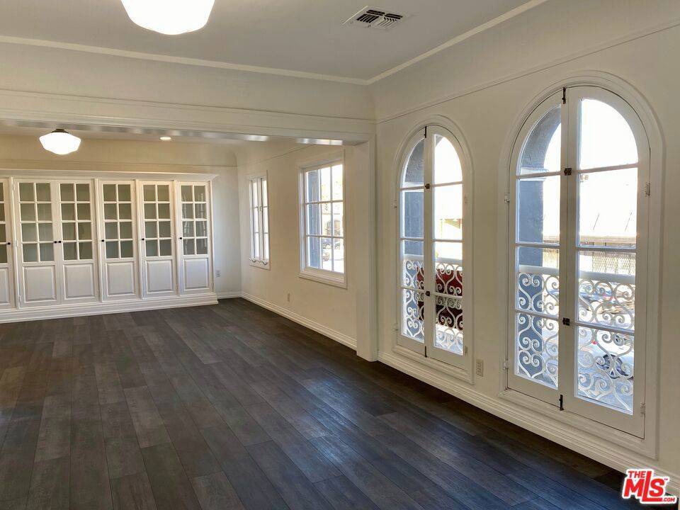 Los Angeles, CA 90036,619 S La Brea AVE #2nd Floor