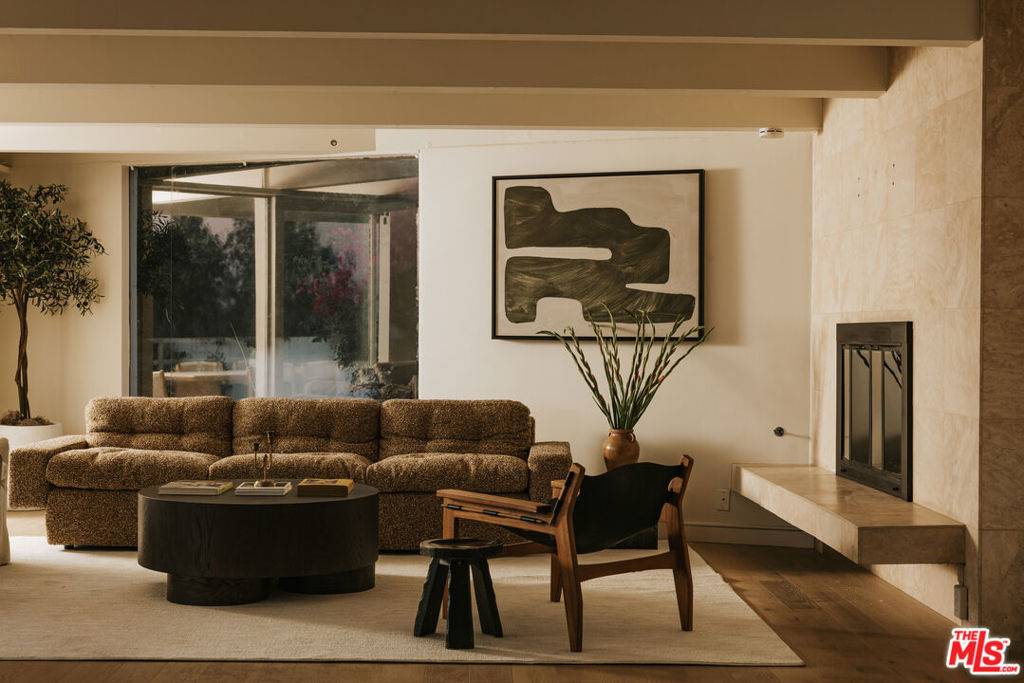 Los Angeles, CA 90069,8448 Franklin AVE