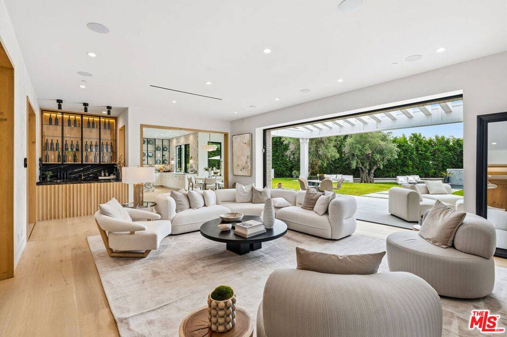 Pacific Palisades, CA 90272,1220 Corsica DR